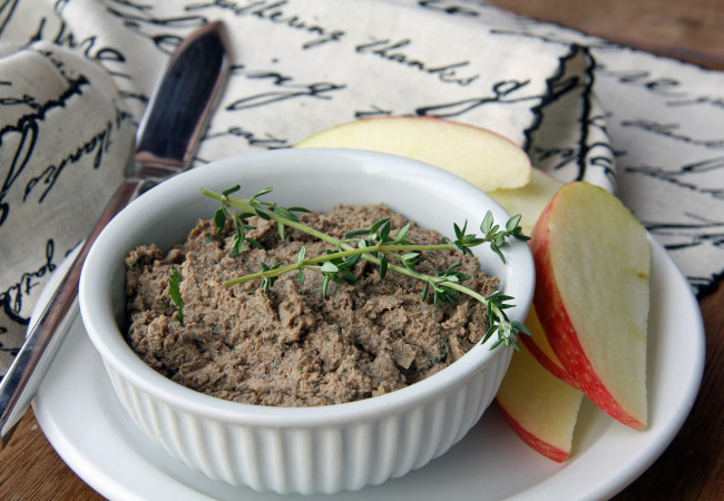 liver pate with apple slices
